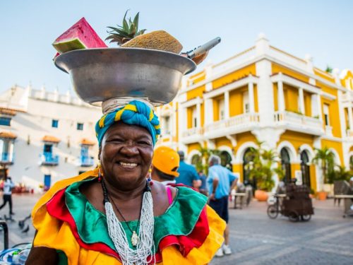 Palenquera vrouw die fruit verkoopt in het centrum - Mensen- Cartagena - Lulo Colombia - Travel