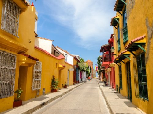 Gele en roze huizen in het oude centrum van Cartagena