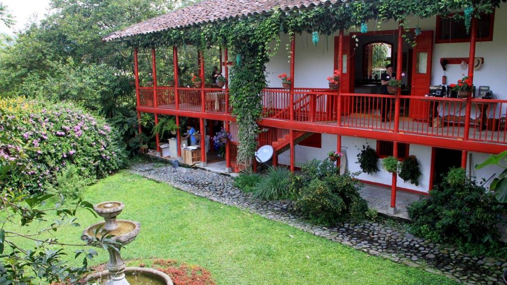 This post will tell you why you should include in your Colombia Vacation Package a destination that never fails to surprise tourists: The Eje Cafetero (also called Coffee Zone).