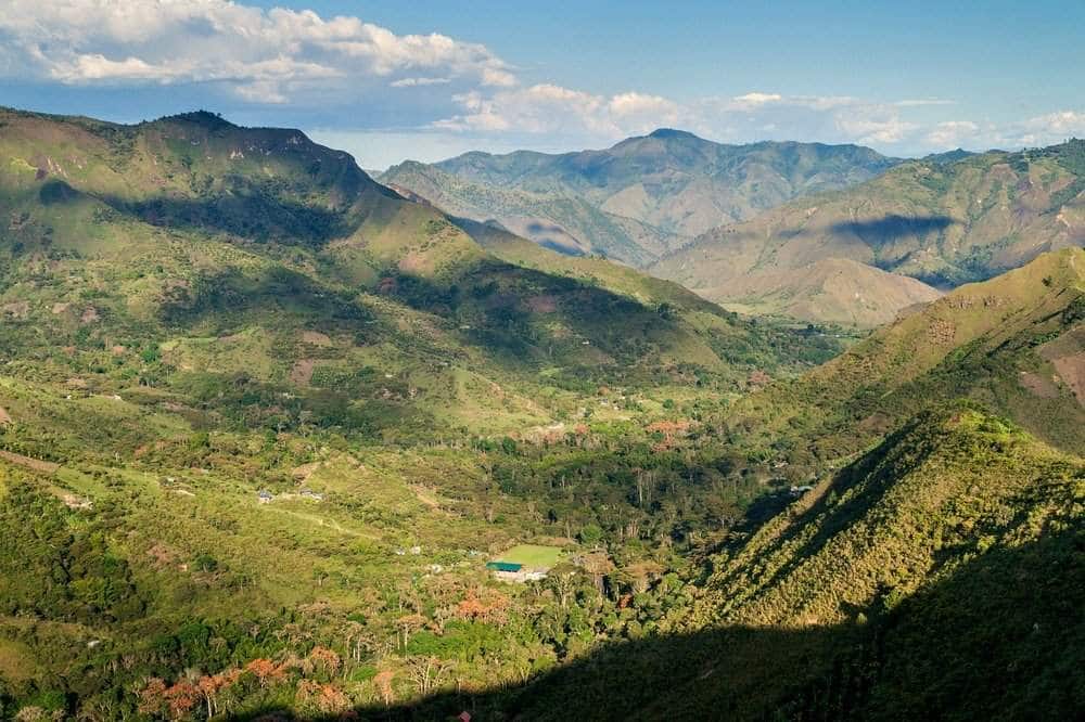 Groene bergen en valleien nabij popayan