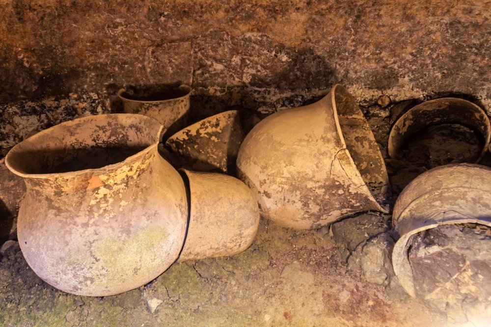 Kruiken en vazen in graftombe in Tierradentro