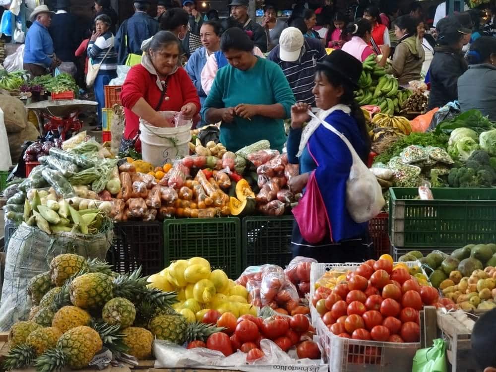 Lokale mensen en inheemse vrouw op de markt in Silvia