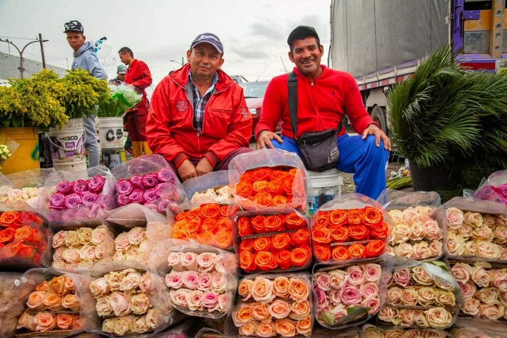 Lachende bloemenverkopers op de Paloquemao Markt in Bogota
