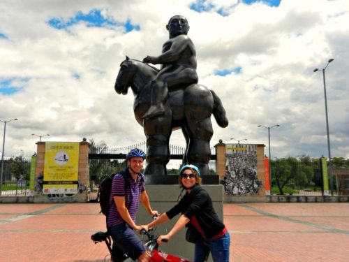 Toeristen aan het fietsen naast Botero Standbeeld - Kunst - Bogota - Lulo Colombia Travel