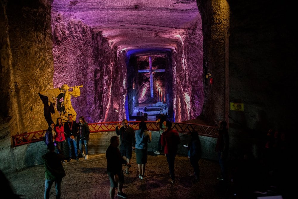 Toeristen bezoeken de belangrijkste naïeve van de Zoutkathedraal van Zipaquira