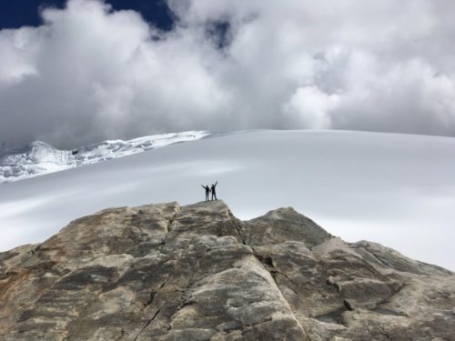 Twee toeristen op de top van El Divino Niño die genieten van het uitzicht over de Witte RitakUwa-gletsjer