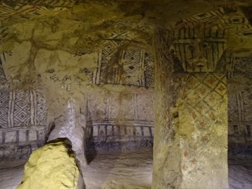 Zicht op het interieur van een graf in Tierradentro