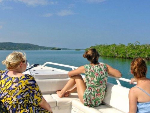 toursits-private-boat-rosario-islands-cartagena-travel-colombia-lulo-e1474844593953