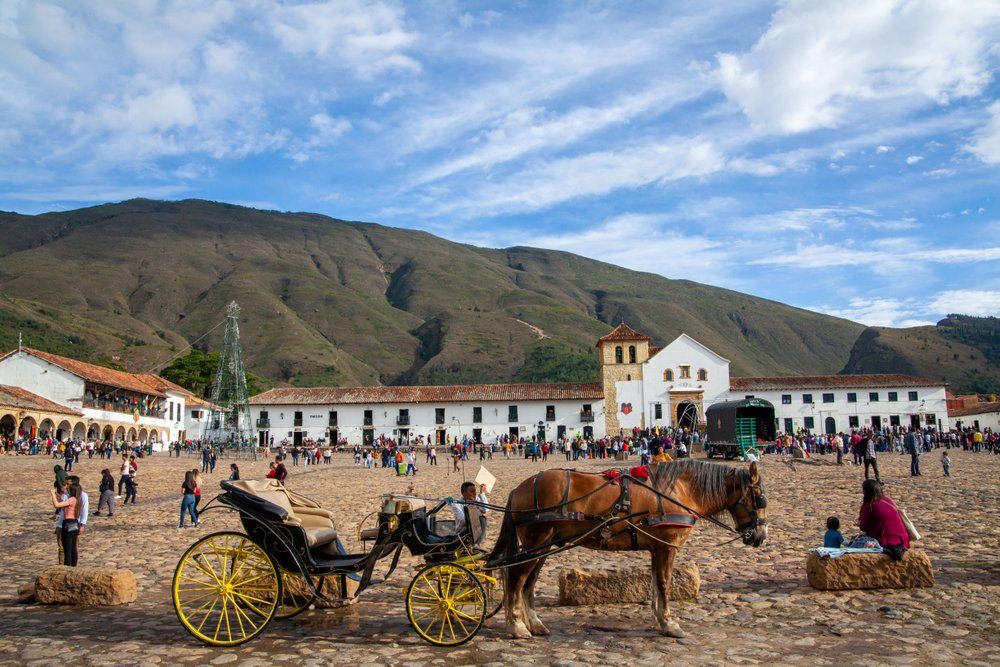 Paard met rijtuig voor het hoofdplein van Villa de Leyva
