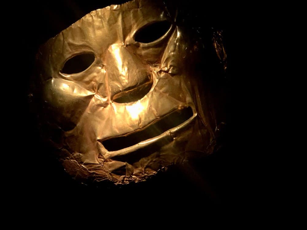 masker in goudmuseum