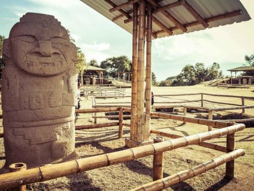 Gelig pre-columbiaanse standbeeld met dak in archeologisch park - Kunst - San Agustin - Lulo Colombia Travel