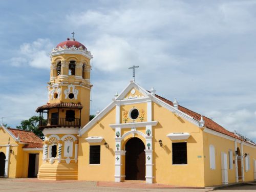 Gele kleine kerk en plein in Mompox