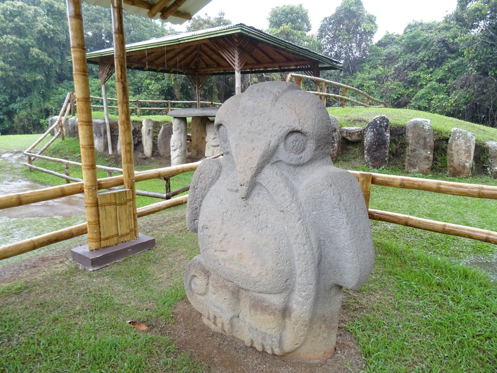 Big bird statue no archeological circuit